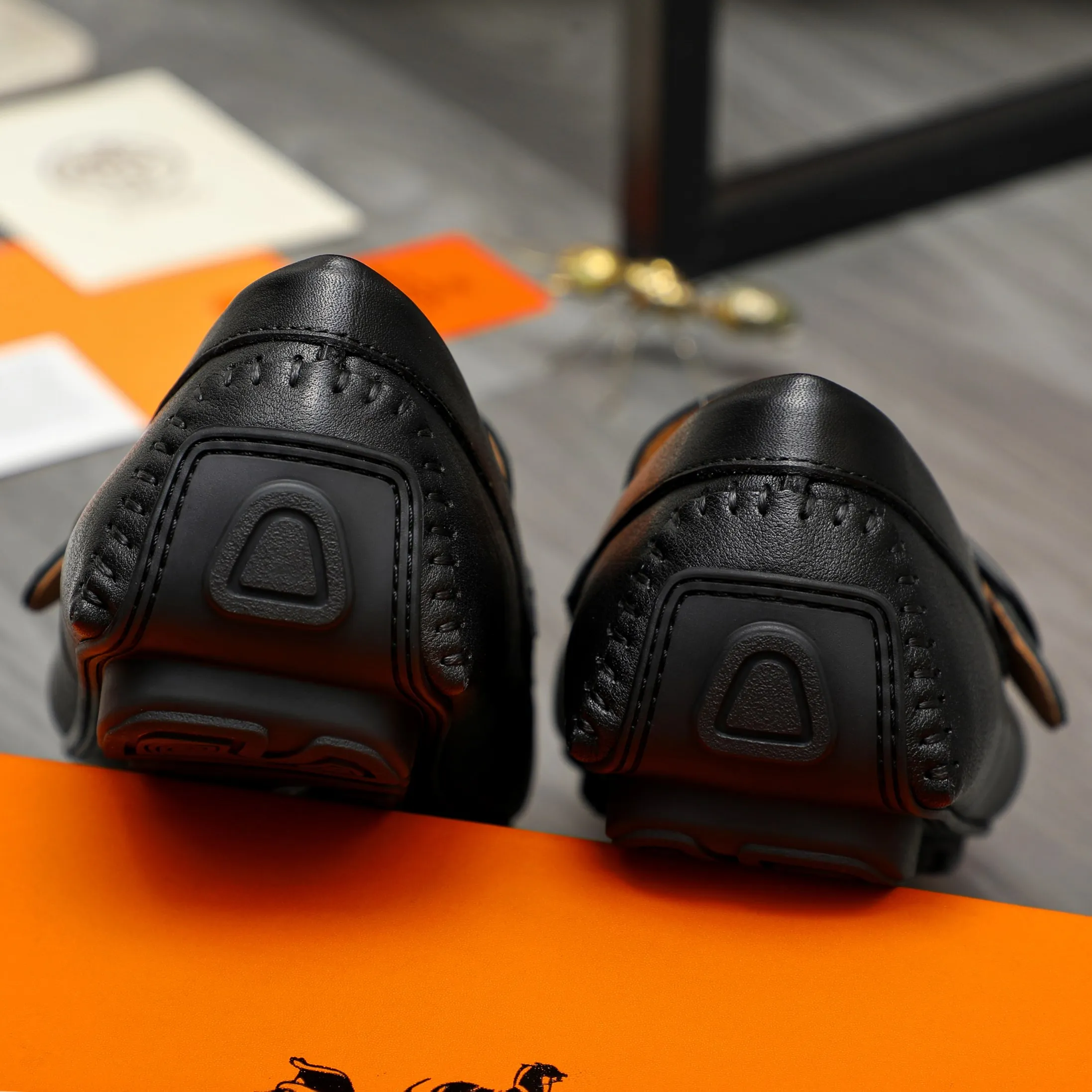 P380 Product trademark: HERMES "Hermes" casual slip-on men's shoes. Regular size: 38-44 Product material: Selected small pebbled cowhide upper, pigskin lining, rubber outsole